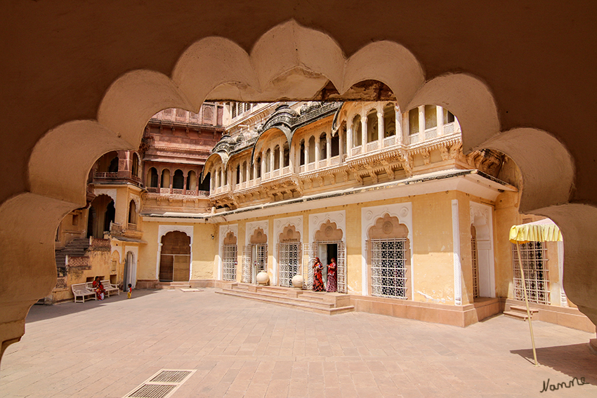Jodhpur - Mehrangarh Fort
Sehenswert die fein gearbeiteten Sandsteinfassaden und Brüstungen der Balkone
Schlüsselwörter: Indien, Jodhpur, Mehrangarh Fort