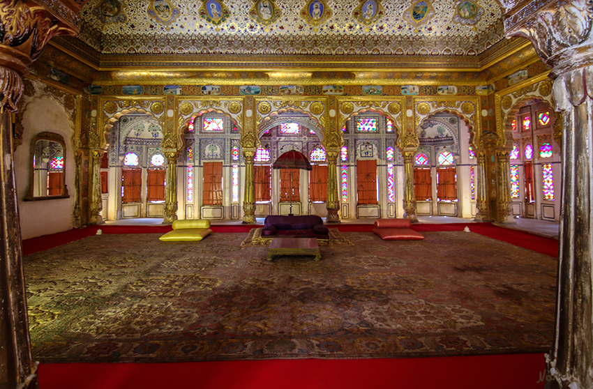 Jodhpur - Mehrangarh Fort
Einst lebten hier Könige und ihre Frauen, die behaupteten von der Sonne abzustammen. Es waren die Rathore-Krieger, einer der führenden Rajput Clans, die Rajasthan, das Land der Könige, für mehr als 1000 Jahre beherrscht haben. laut ingrids-welt
Schlüsselwörter: Indien, Jodhpur, Mehrangarh Fort