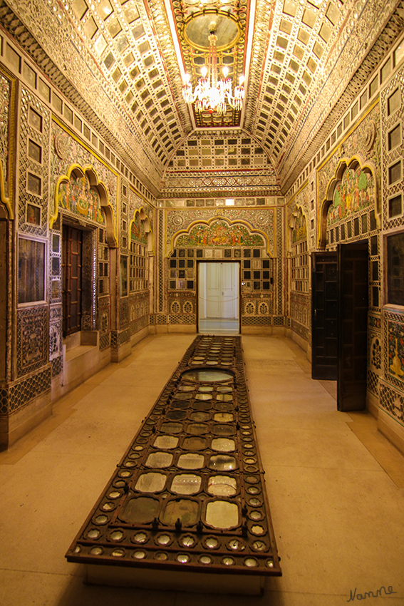 Jodhpur - Mehrangarh Fort
Einst lebten hier Könige und ihre Frauen, die behaupteten von der Sonne abzustammen. Es waren die Rathore-Krieger, einer der führenden Rajput Clans, die Rajasthan, das Land der Könige, für mehr als 1000 Jahre beherrscht haben. laut ingrids-welt
Schlüsselwörter: Indien, Jodhpur, Mehrangarh Fort