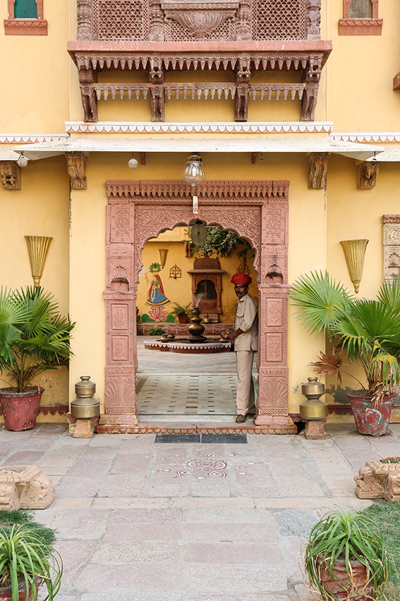 Bhenswara - Hotel Ravla
Und da war es plötzlich - zwischen den alten einfachen einheimischen Häusern, sahen wir den Eingang der Ravla Bhenswara Haveli. 
Schlüsselwörter: Indien, Bhenswara