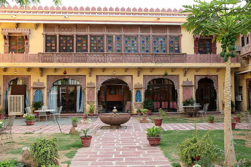 Bhenswara - Hotel Ravla
Wieder ein wunderschönes Beispiel von farbenfroher Bemalung und feiner Schnitzerei. Begrüßt wurden wir vom Sohn des Hausherrn persönlich. Die Familie selber bewohnt die unteren Apartments der Anlage. 
Schlüsselwörter: Indien, Bhenswara