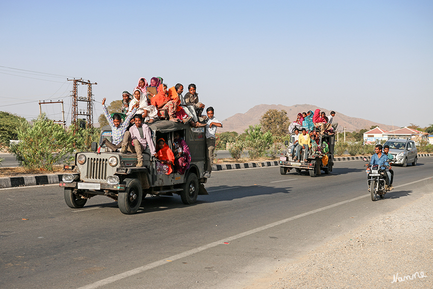 Unterwegs
"Schaut mal dort kommen fast volle Autos" waren die Worte unseres Reiseleiters. Sie kamen wohl von Feierlichkeiten zum Gangaur Festival (Fest der Frauen).
Schlüsselwörter: Volle Autos, Indien