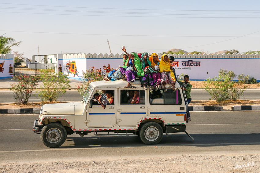 Unterwegs
"Schaut mal dort kommen fast volle Autos" waren die Worte unseres Reiseleiters. Sie kamen wohl von Feierlichkeiten zum Gangaur Festival (Fest der Frauen).
Schlüsselwörter: Volle Autos, Indien