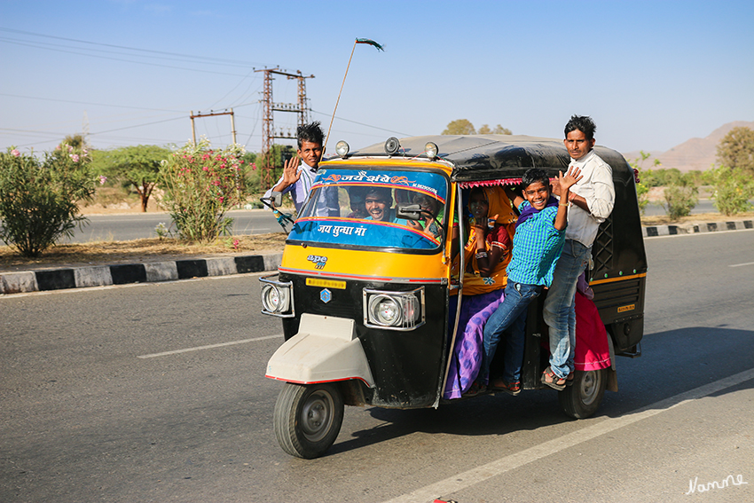 Unterwegs
"Schaut mal dort kommen fast volle Autos" waren die Worte unseres Reiseleiters. Sie kamen wohl von Feierlichkeiten zum Gangaur Festival (Fest der Frauen).
Schlüsselwörter: Volle Autos, Indien