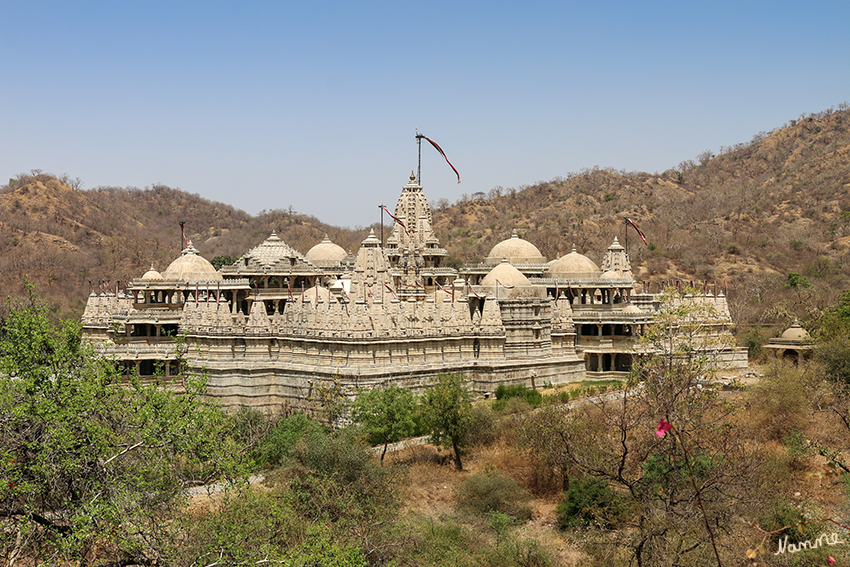 Ranakpur - Jain Tempelgelände
Ranakpur ist ein kleiner Ort im Distrikt Pali im indischen Bundesstaat Rajasthan. Er ist wegen der dort gelegenen Tempelgruppe aus dem 15. Jahrhundert, der wohl größten und am üppigsten ausgeschmückten Tempelanlage der Jainas in Indien bekannt.
Jainas sind eine religiösen Gruppe, deren Angehörige in Askese und als strenge Vegetarier leben. Selbst Laien ist es verboten, einen Beruf auszuüben, der mit der Tötung von Tieren zusammenhängt.
Schlüsselwörter: Indien, Ranakpur