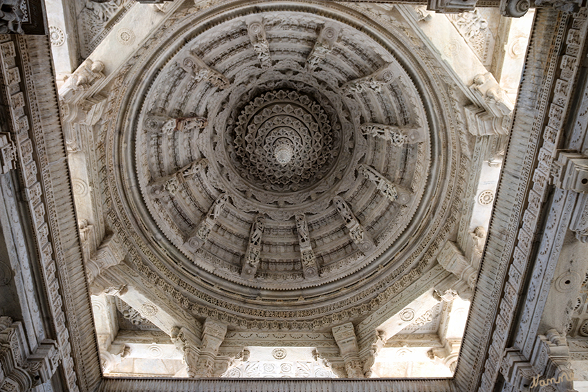 Ranakpur - Jain Tempelgelände
Ringschichtendecke aus vorkragenden Steinplatten über dem Meghanadamandapa. In der Mitte hängt der Lotusstein Padmashila herab. laut Wikipedia
Schlüsselwörter: Indien, Ranakpur