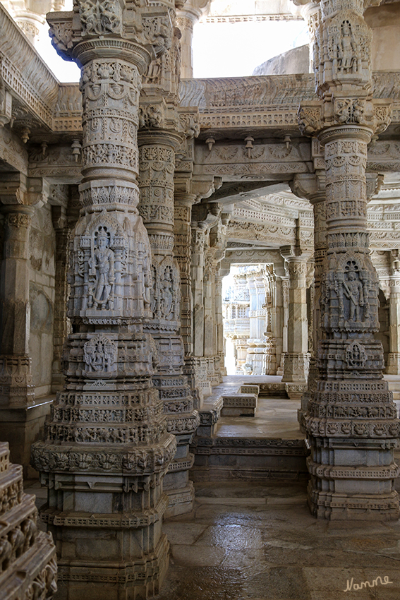 Ranakpur - Jain Tempelgelände
Die meisten Säulen sind sehr kunstvoll verziert, mit detailgetreuen Tieren, Menschen, Blumen, Dämonen und Ornamenten.
Schlüsselwörter: Indien, Ranakpur, Jaintempel