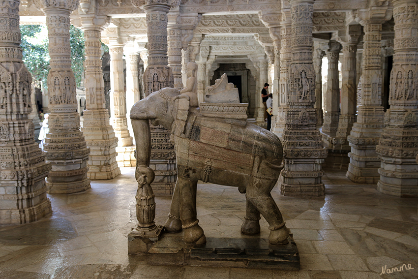 Ranakpur - Jain Tempelgelände
Weisser Marmor durchzieht den Tempel, der insgesamt 1444 Säulen im Haupttempel aufweist. Das Besondere daran ist, dass jede Säule unterschiedlich gestaltet wurde.
Airavata - ist in der hinduistischen Mythologie ein weißer, heiliger Elefant, der zuerst Erschaffene aller Elefanten und das Reittier (Vahana) des Schöpfergottes Indra. Er gehört auch zu den acht Dikpalas, Elefanten, die in den Haupthimmelsrichtungen die Welt tragen. laut Wikipedia
Schlüsselwörter: Indien, Ranakpur, Jaintempel