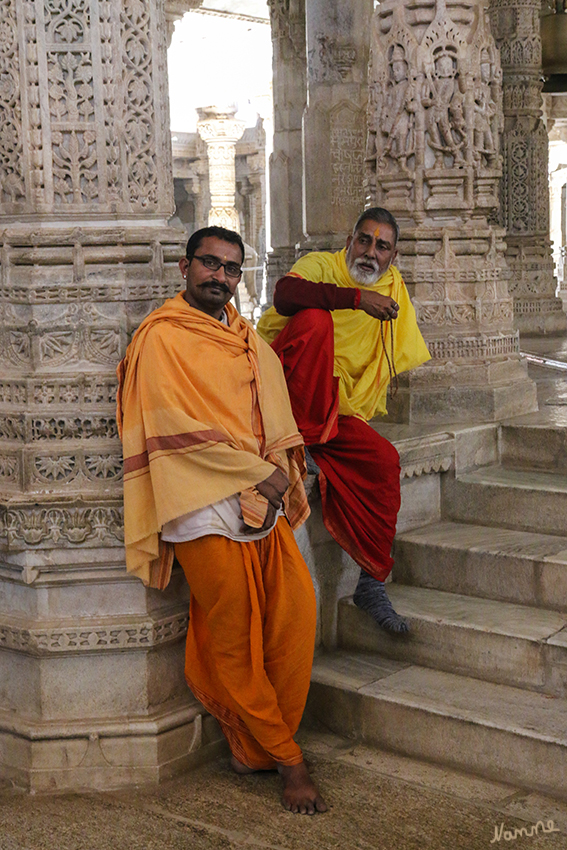 Ranakpur - Jain Tempelgelände
Es wird kein Gott verehrt, sondern vor einem der Tirthankaras, der als Vorbild angesehen wird, da er die erstrebte Vollkommenheit bereits erlangt hat meditiert. Dafür braucht es keinen Brahmanen wie im Hindutempel, der als Vermittler das Ritual vollzieht.
Schlüsselwörter: Indien, Ranakpur, Jaintempel