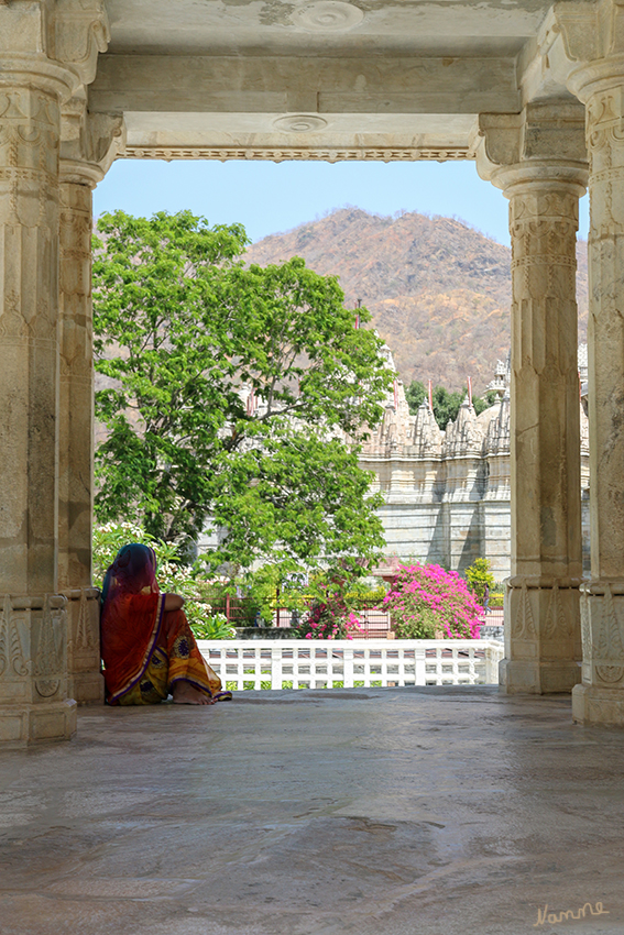 Ranakpur - Jain Tempelgelände
Innerhalb des gesamten Tempelkomplexes von Ranakpur gibt es noch einige kleinere Anlagen im näheren Umkreis des Haupttempels. Beispielsweise einen Neminath und Parasnath geweihten Tempel aus dem 15. Jahrhundert und einen Sonnentempel zu Ehren des Sonnengottes Surya.
Schlüsselwörter: Indien, Ranakpur, Jaintempel