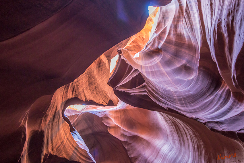 Antilope Canyon
Wasser und Wind haben im Laufe von Jahrmillionen diese tiefe und schmale Schlucht in den roten Sandstein geschliffen, die gerade einmal genügend Platz bietet, damit Menschen hindurchpassen.
laut antiop-canyon.de
Schlüsselwörter: Amerika Antiop Canyon