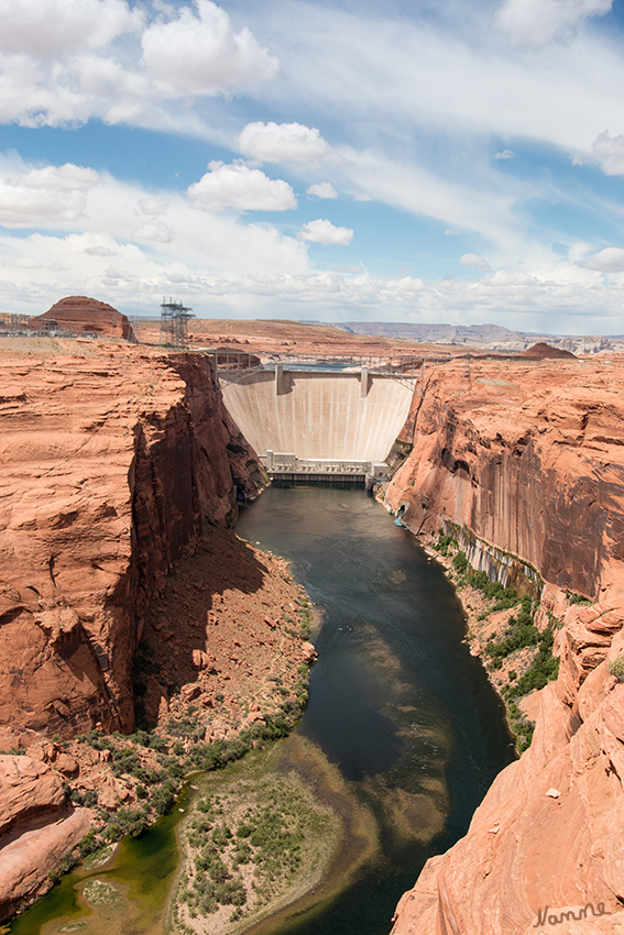 Glen Canyon Dam
Die Glen-Canyon-Staumauer (Glen Canyon Dam) ist eine Bogengewichtsmauer, die den Colorado River in Arizona anstaut. Ausgehend vom Stauinhalt ist der entstandene Stausee, der Lake Powell, nach dem Lake Mead der zweitgrößte Stausee der USA.
laut Wikipedia
Schlüsselwörter: Amerika Page Glen Canyon Dam