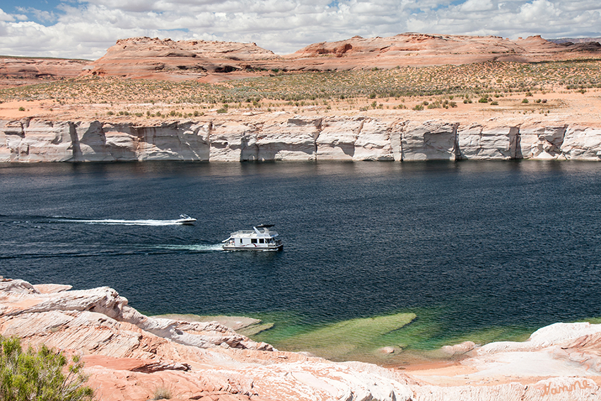 Lake Powell
Der Bau des "Glen Canyon Dam" hat weitreichende Folgen für die Natur. Durch die Regulierung des Flusses änderte sich die Menge des transportierten Sedimentes und die jahreszeitlichen Schwankungen der Wassertemperatur. Dadurch hat sich die Wasserqualität des Colorado River unterhalb der Staumauer und im Stausee erheblich verbessert.
laut Wikipedia
Schlüsselwörter: Amerika