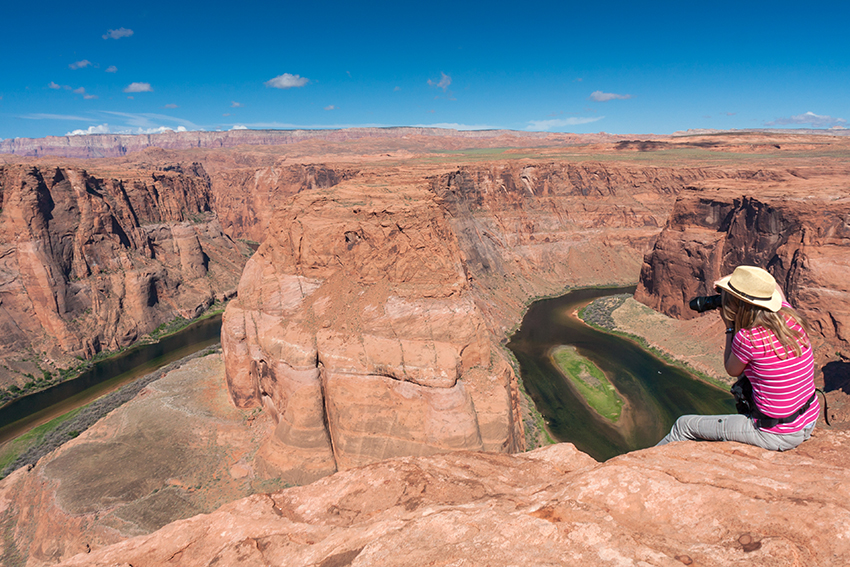 Horseshoe Bend Overlook
Die Höhe des Aussichtsplateau beträgt rund 1300 Meter über dem Meeresspiegel und der Colorado River fließt ca. 300 Meter tiefer.
Es sind keine Absperrungen vorhanden, also ist Vorsicht geboten.
Schlüsselwörter: Amerika Horseshoe Bend Overlook