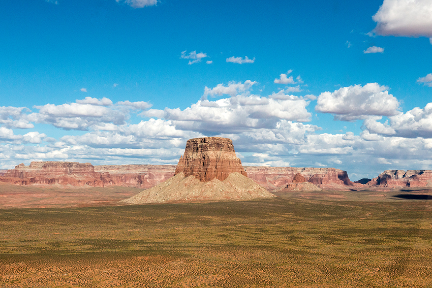 Page - Heliflug
Anflug an den Tower Butte.
Nach einer Umkreisung landeten wir auf ihm.
Der 1.524 Meter (5.000 Fuß) hohe Tower Butte ist eine der schönsten Formationen der Welt und ein perfekter Landeplatz für Helikopter. 
Schlüsselwörter: Amerika Heliflug Power Button