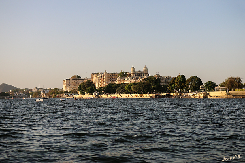 Udaipur - Bootstour
Blick von Jag Mandir auf den Stadtpalast 
Schlüsselwörter: Indien, Udaipur