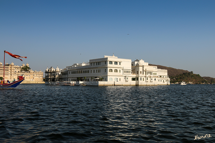 Udaipur - Bootstour
In dem ehemaligen Jag Niwas Palast ist jetzt das Lake Palace Hotel untergebracht. Dieses imposante weiße Gebäude wurde vor allem als Kulisse mehrerer Filme bekannt, darunter auch „Der Tiger von Eschnapur“ und „Das indische Grabmal“ von Fritz Lang sowie Teile des James-Bond-Film „Octopussy“mit Roger Moore.

Schlüsselwörter: Indien, Udaipur
