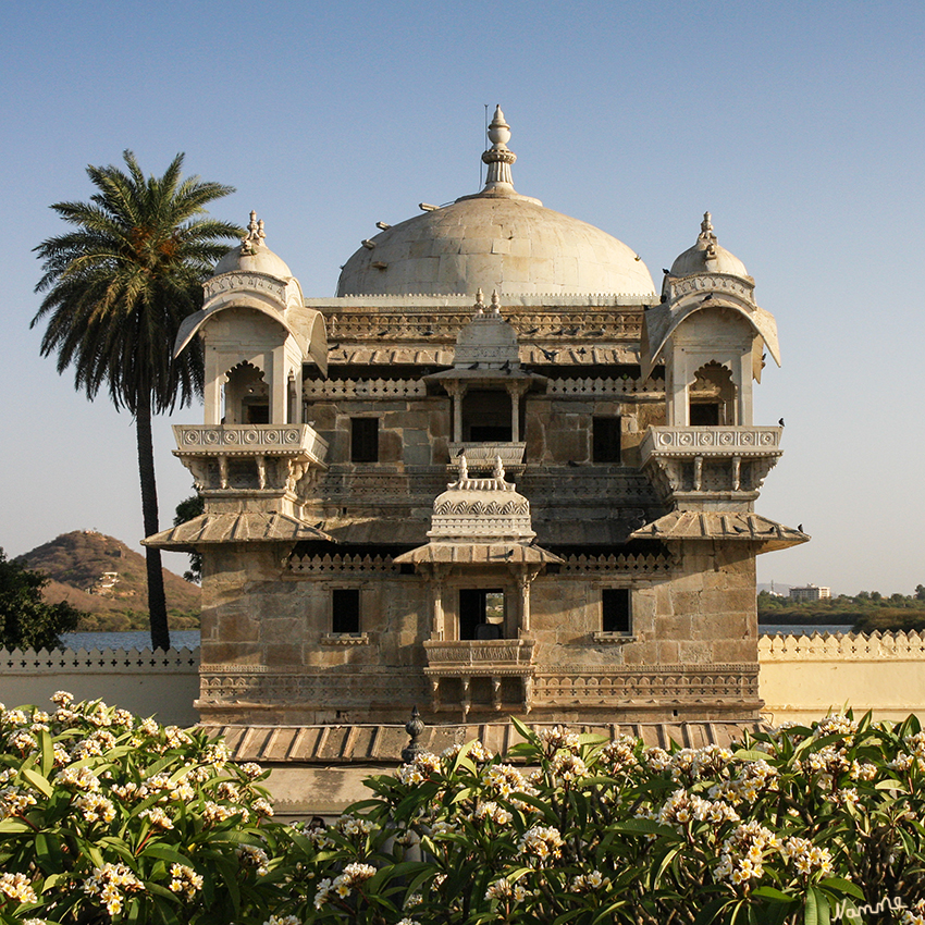 Udaipur - Jag Mandir
Gul Mahal - war ursprünglich ein  Sandsteinschloss (gelber Sandstein) mit einer imposanten Kuppel (die das Aussehen einer Krone hat). Der Bau war als kleiner Rajputen Palast geplant, wurde jedoch niemals als solcher genutzt. Stattdessen gewährte Karan Singh dort dem Mogulprinzen Khurum (dem später Kaiser Shah Jahan) Zuflucht, als dieser in den 20er Jahren des 17. Jh. von seinem Vater, Kaiser Jahangir, ins Exil geschickt wurde.
Schlüsselwörter: Indien, Pichola See, Jag Mandir