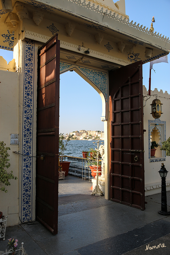 Udaipur - Jag Mandir
Zugang zu Insel Jag Mandir.
Hier wurden auch Teile des James-Bond-Filmes Octopussy mit Roger Moore gedreht.
Schlüsselwörter: Indien, Udaipur, Jag Mandir