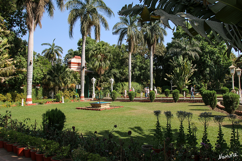 Udaipur - Garten der Frauen
Dieser im 18. Jh. zwischen Rosenbeeten angelegte Park mit seinen Waserspielen, Pavillons, Lotusteichen und lebensgroßen Steinelefanten war ein Lustgarten, in dem die Maharanas sich mit ihren Konkubinen trafen. 
Schlüsselwörter: Indien, Udaipur, Garten der Frauen, Sahelion Ki-Bari