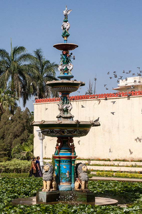 Udaipur - Garten der Frauen
Rosenbeete, Pavillons und Lotosteiche mit großen Steinelefanten sorgten in diesem Lustgarten für ein angenehmes Ambiente. Hier trafen sich die Maharajas mit ihren Frauen und Konkubinen. laut ingrids-welt.de
Schlüsselwörter: Indien, Udaipur, Garten der Frauen, Sahelion Ki-Bari