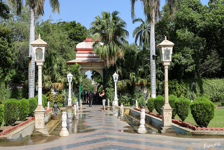 Udaipur - Garten der Frauen
Der Garten aus dem 18. Jahrhundert, durch den wir nun gingen, entstand weil eine Prinzessin sich ein Schwimmbecken zur Erfrischung in der sommerlichen Hitze gewünscht hatte. Bekommen hat sie dann gleich einen ganzen Park mit einem riesigen Swimmingpool im Zentrum und diversen Wasserspielen rundum. Maharana Sangram Singh hat diesen Garten erbauen lassen. laut ingrids-welt.de
Schlüsselwörter: Indien, Udaipur, Garten der Frauen, Sahelion Ki-Bari