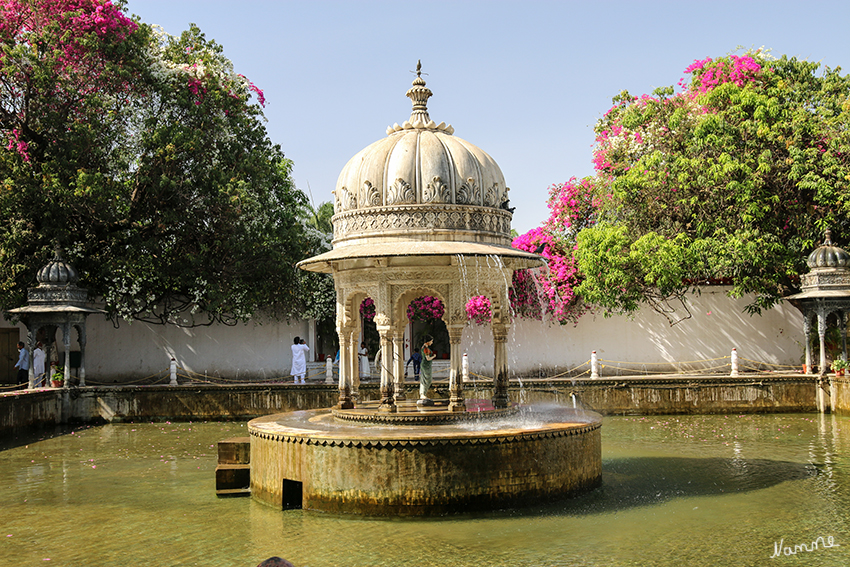 Udaipur - Garten der Frauen
Der hübsche und ziemlich große Swimmingpool ist umgeben von hohen Mauern, um die adeligen Damen einst beim Baden vor neugierigen Blicken zu schützen. In der Mitte steht ein Pavillon mit einer bunt bemalten Frauenstatue und rund ums Becken spritzt Wasser aus feinen Düsen in das Schwimmbecken. laut ingrids-welt.de
Schlüsselwörter: Indien, Udaipur, Garten der Frauen, Sahelion Ki-Bari