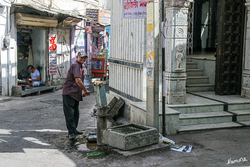 Udaipur - In den Gassen
Wenn man durch die Gassen schlendert erlebt man ein ganz besonderes Indien. Immer wieder wird man angelächelt.
Schlüsselwörter: Indien, Udaipur