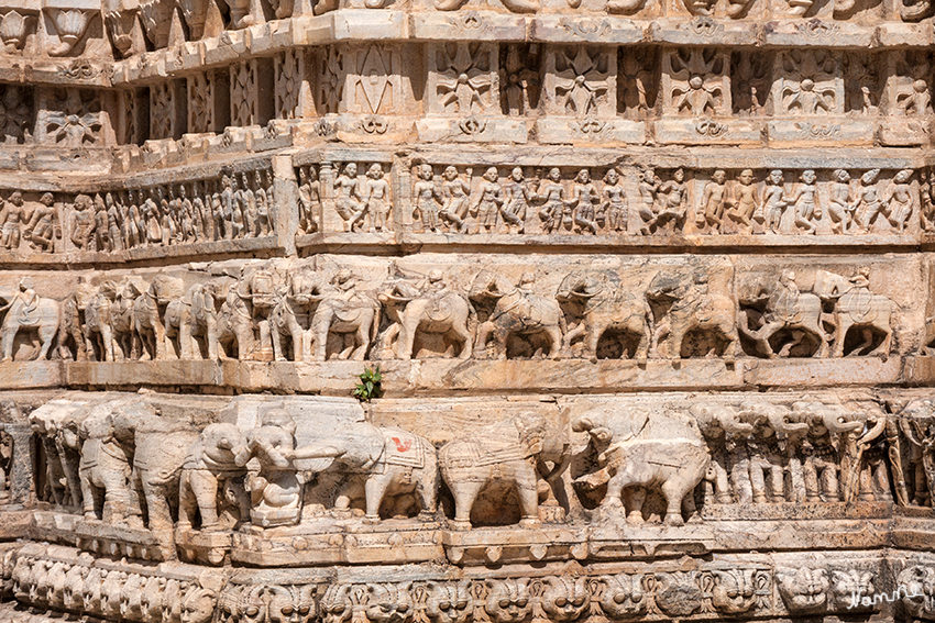 Udaipur - Jagdish Tempel
Einige der rings um das Gebäude verlaufenden Figurenfriese mit Elefanten, Tänzerinnen und Musikanten sind gelungene Arbeiten im Stil der mittelalterlichen Traditionen. laut rajasthan-indien-reise.de
Schlüsselwörter: Indien, Udaipur, Jagdish Tempel