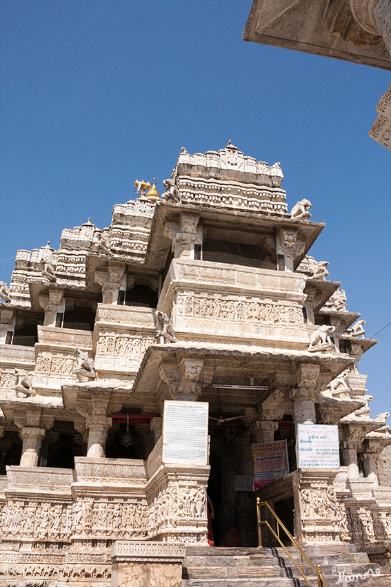 Udaipur - Jagdish Tempel
Die Außenwände und der sich hoch aufschwingende Shikhara-Turm sind über und über mit Wishnu-Darstellungen, Szenen aus dem Leben Krishnas und tanzenden Nymphen (Apsaras) verziert.
Schlüsselwörter: Indien, Udaipur, Jagdish Tempel
