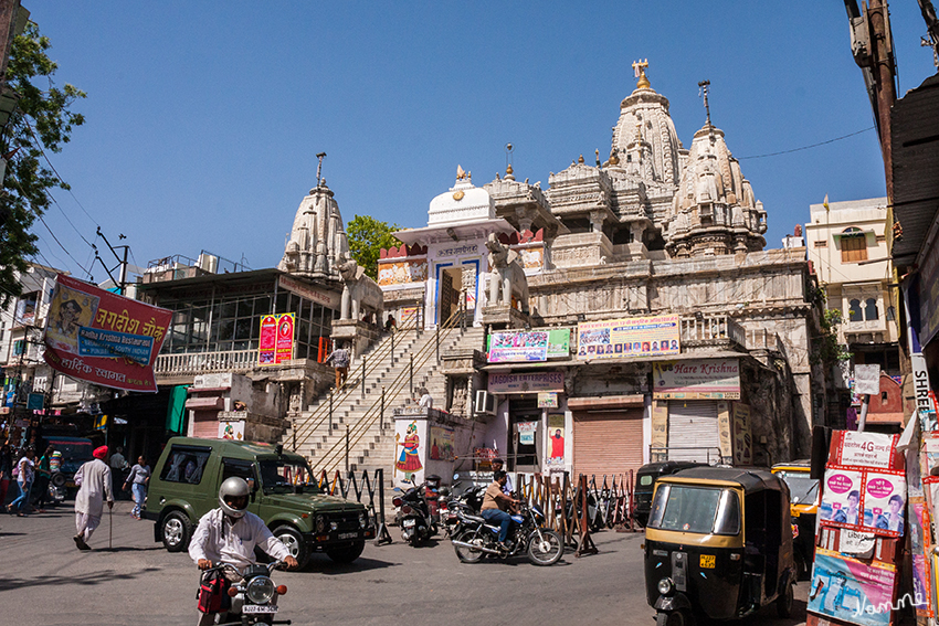 Udaipur - Jagdish Tempel
Der im Jahre 1651 n.Chr. von Maharana Jagat Singh I erbaute und Vishnu geweihte Tempel hat eine 24 Meter hohe imposante Pagode, die weit über die umliegenden Häuser herausragt. Er steht auf einer erhöhten Plattform und wird von einer Mauer umschlossen. laut ingrids-welt.de
Schlüsselwörter: Indien, Udaipur, Jagdish Tempel