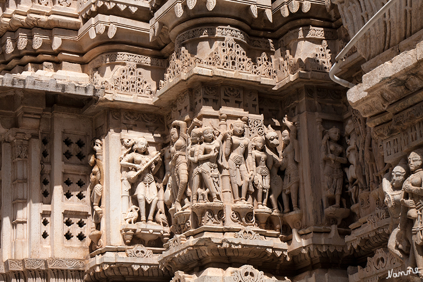 Udaipur - Jagdish Tempel
Das Äußere des sich hoch aufschwingende Shikhara-Turms ist über und über mit Vishnu-Darstellungen, tanzenden Nymphen und Szenen aus dem Leben Krishnas verziert. laut ingrids-welt.de
Schlüsselwörter: Indien, Udaipur, Jagdish Tempel