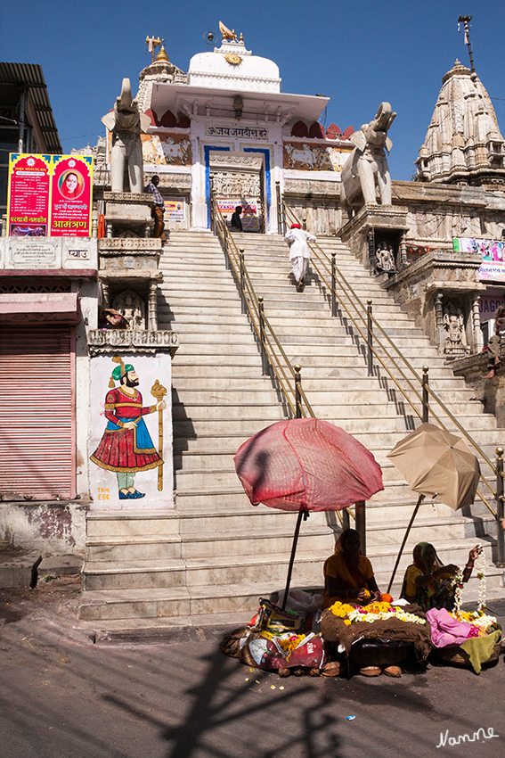 Udaipur - Jagdish Tempel
Der Jagdish-Tempel, ein Hindu-Tempel von 1651.
Eine ziemlich steile Treppe führt hinauf in den Vorhof, Handläufe aus Messing befinden sich in der Mitte und dritteln die Treppe. Beide Seiten sind gesäumt mit einigen Bettlern, an dieser Stelle aber anscheinend eher Alte und Gebrechliche, keine Professionellen.
Schlüsselwörter: Indien, Udaipur, Jagdish Tempel