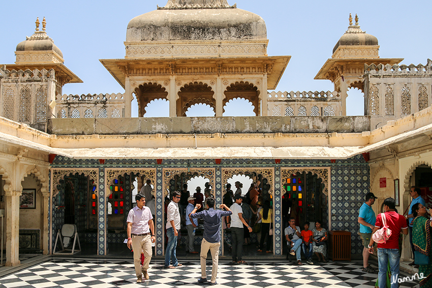 Udaipur - Stadtpalast
Auf einem kompakten fensterlosen Fundament erheben sich mehrere Etagen mit reich verzierten Balkonen sowie zierliche Türme. Insgesamt elf Paläste (mahal), die aufeinander folgende Maharanas in den drei Jahrhunderten nach Udaipurs Gründung im Jahre 1559 errichten ließen und die sich durch beispielhafte Handwerkskunst auszeichnen, bilden den größten hoheitlichen Baukomplex von ganz Rajasthan. laut rajasthan-indien-reise
Schlüsselwörter: Indien, Udaipur, Stadtpalast
