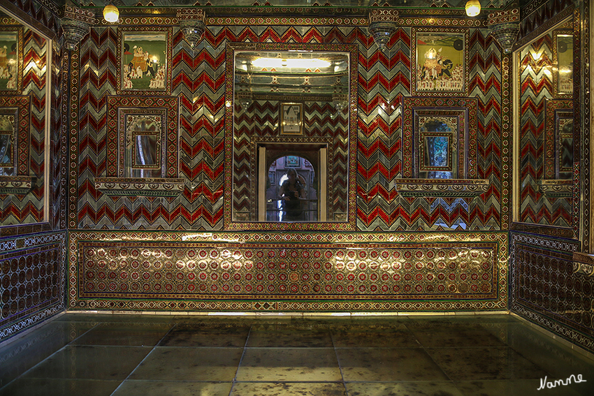 Udaipur - Stadtpalast
Die Frauengemächern, Moti Mahal genannt. Hier sorgen zahlreiche Spiegel und buntes Glas für eine wunderbare Atmosphäre. Einen solchen Shish Mahal, einen Spiegelsaal, besitzen alle rajputischen Palastanlagen und man wird trotzdem nie müde die aufwendigen Arbeiten zu bewundern. Eine einzige Kerze konnte damals auf Grund der Spiegel einen ganzen Raum erhellen. laut ingrids-welt
Schlüsselwörter: Indien, Udaipur, Stadtpalast