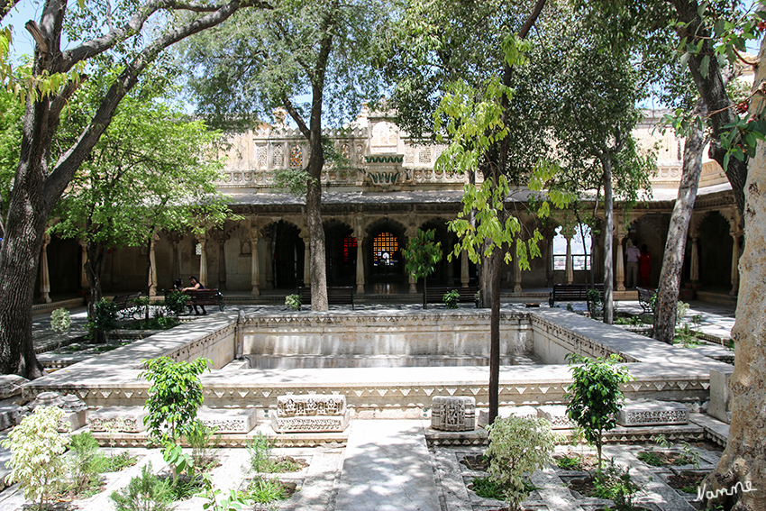 Udaipur - Stadtpalast
Im Badi Mahal, stehen sogar Bäume, die den Hof beschatteten, eine kleine Idylle vor allem in den heißen Sommermonaten. Allerdings wurden sie nicht extra gepflanzt, sondern beim Bau der Palastanlage wurde ein vorhandener und bewachsener steiler Hügel nicht abgetragen, sondern einfach um ihn herumgebaut. In den Erkern stehen hölzerne Käfige, in denen man damals Tauben hielt, und in der Hofmitte gab es einen Pool, der heute leider trocken ist. laut ingrids-welt
Schlüsselwörter: Indien, Jaipur, Stadtpalast