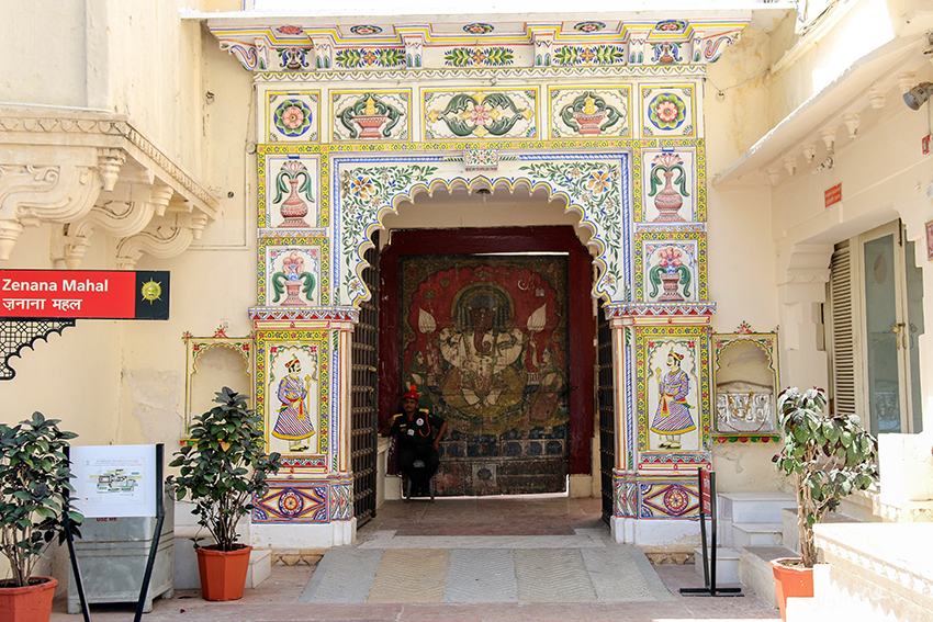 Udaipur - Stadtpalast
Durch prächtige Tore gelangen wir in den Museumsbereich des Stadtpalastes der der Öffentlichkeit zugänglich ist. Daneben befindet sich noch der Privatpalast von Maharana Arvid Singh, dem amtierenden Oberhaupt des Hauses Mewar. Ein anderer Teil des Gebäudes beherbergt heute das exklusive 5-Sterne-Hotel Fateh Prakash Palace und ein weiteres Hotel namens Roop Niwas Palace.
Schlüsselwörter: Indien, Udaipur, Stadtpalast