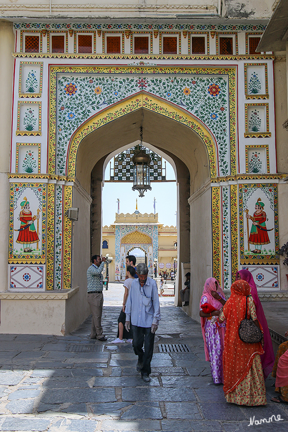 Udaipur - Stadtpalast
Durch prächtige Tore gelangen wir in den Museumsbereich des Stadtpalastes der der Öffentlichkeit zugänglich ist. Daneben befindet sich noch der Privatpalast von Maharana Arvid Singh, dem amtierenden Oberhaupt des Hauses Mewar. Ein anderer Teil des Gebäudes beherbergt heute das exklusive 5-Sterne-Hotel Fateh Prakash Palace und ein weiteres Hotel namens Roop Niwas Palace.
Schlüsselwörter: Indien, Udaipur, Stadtpalast