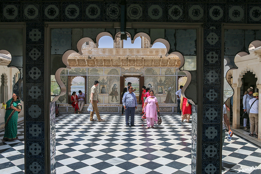 Udaipur - Stadtpalast
Im obersten Stockwerk des Palastes befindet sich ein kleiner Hof, durch dessen Fenster man einen wunderbaren Ausblick auf den See mit dem heutigem Lake Palace Hotel hat.

Schlüsselwörter: Indien, Udaipur, Stadtpalast