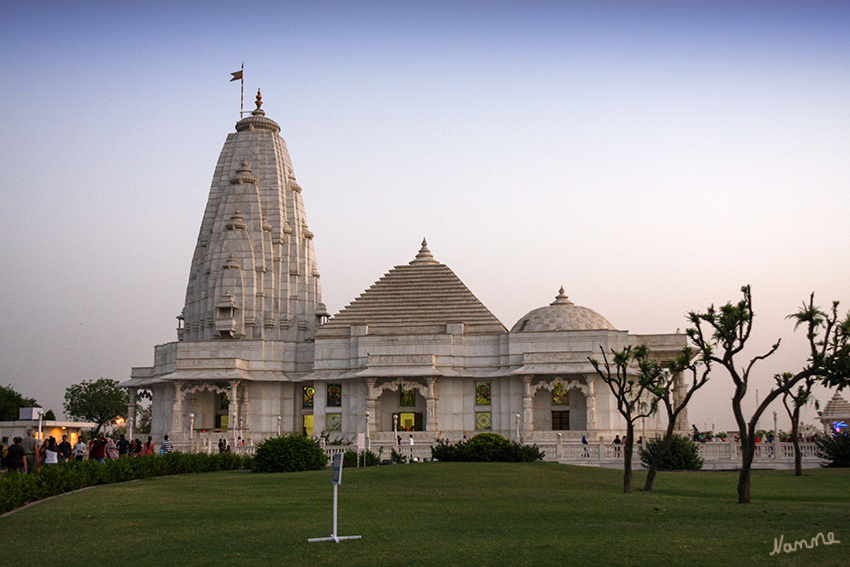 Jaipur - Birla Mandir
ist ein Hindu-Tempel von mehreren Mandir Birlas im ganzen Land. Der große Tempel ist am Fuß vom Moti Dungari Hügel auf einer Anhöhe gelegen. Der Tempel wird manchmal auch als Laxmi Narayan Tempel bezeichnet.
Schlüsselwörter: Indien, Jaipur, Birla Mandir