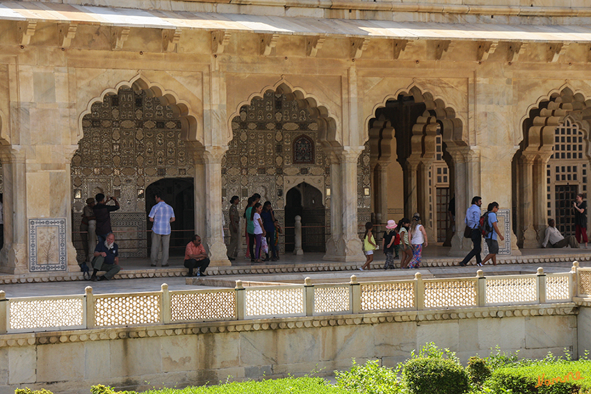 Jaipur - Amber Fort
Der Spiegelpalast Sheesh Mahal (auch: Jai Mandir), dessen Wände und Decken komplett mit filigranen Arabesken, Ornamenten und Einlegearbeiten aus Spiegeln und Glas bedeckt sind.
Schlüsselwörter: Indien, Jaipur, Amber Fort