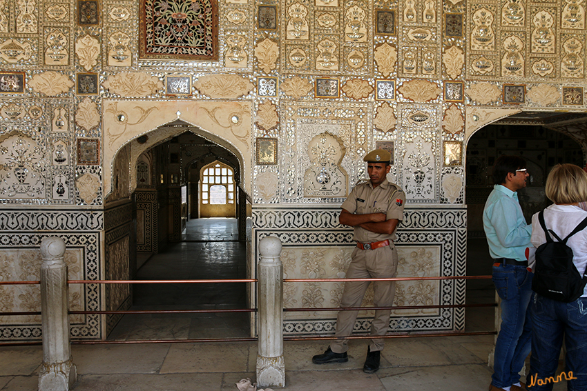 Jaipur - Amber Fort
Gleich zur linken Seite erstreckt sich der Spiegelpalast ( Sheesh Mahal oder auch: Jai Mandir). Dieses Gebäude ist eines der gelungensten Beispiele für die Synthese von mogulischer und hinduistischer Architektur. Feine Blumenornamente schmücken die Wände, das Dach ist mit zahlreichen konvexen Spiegeln besetzt. 
Schlüsselwörter: Indien, Jaipur, Amber Fort