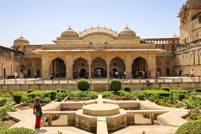 Jaipur - Amber Fort
Inmitten der Paläste, Pavillions, Terrassen und Galerien findet sich ein blühender kleiner Garten. Der Mogulgarten.

Schlüsselwörter: Indien, Jaipur, Amber Fort
