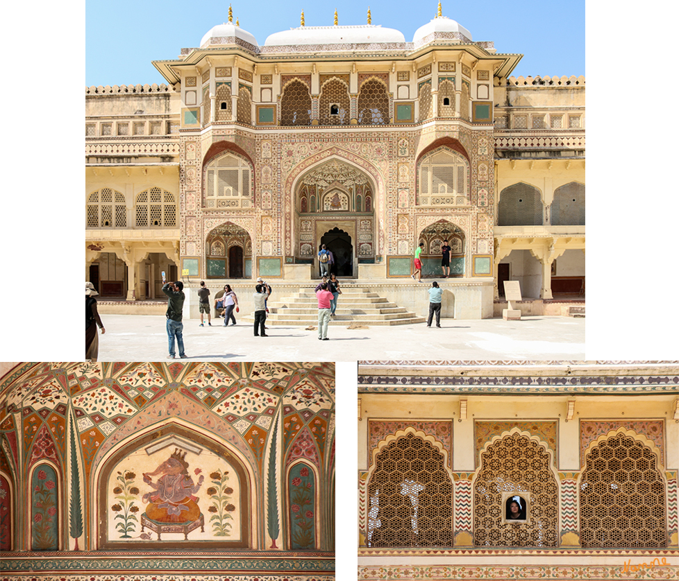 Jaipur - Amber Fort
Zur Rechten führt das gewaltige zweistöckige Prachtportal Ganesh Pole (Elefantentor) zu einem Innenhof. Das Portal ist mit wundervollen Stuckarbeiten und aufgemalten Blumenmotiven verziert und zeigt im oberen Teil eine Darstellung des elefantenköpfigen Ganescha, Gott des Sieges und der guten Vorzeichen. Durch das obere Stockwerk führen mehrere Gänge mit durchbrochenen Steinfenstern, hinter denen die königlichen Damen ungesehen das Geschehen auf dem Palasthof mitverfolgen konnten. laut rajasthan-reise.org
Schlüsselwörter: Indien, Jaipur, Amber Fort