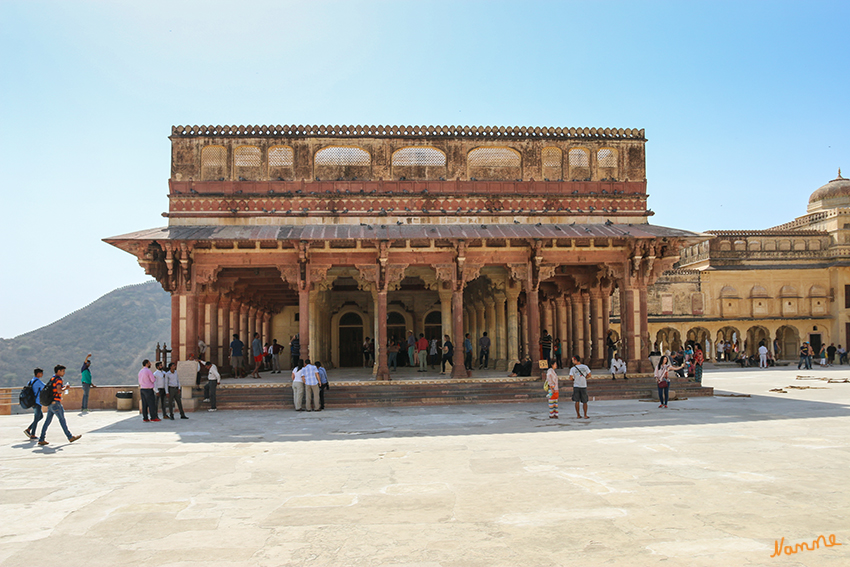 Jaipur - Amber Fort
Die öffentlichen Audienzhalle (Diwan-i-Am) ein architektonisches Meisterwerk. Die äußeren Doppelsäulen des Hallenbaus bestehen aus rotem Sandstein, die inneren aus gelblichem Marmor. Die von den Kapitellen ausgehenden Konsolen sind der hinduistischen Tempelarchitektur entlehnt und mit Tierfiguren verziert. Das baldachinartige Dach mit einer sogenannten Spiegeldecke orientiert sich hingegen an den Bauwerken Akbars, entstammt ursprünglich jedoch der altindischen Holzbauweise. laut rajasthan-reise.org
Schlüsselwörter: Indien, Jaipur, Amber Fort