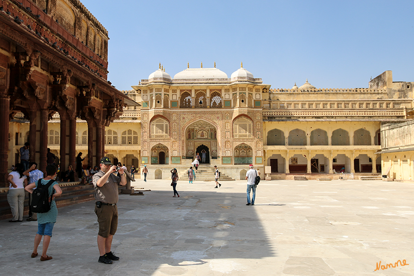 Jaipur - Amber Fort
Der Zugang zum nächst höher gelegenen Hof erfolgt durch den beeindruckenden Torbau des Ganesh Pol, der wahrscheinlich von Jai Singh II. noch kurz vor dem Umzug nach Jaipur in Auftrag gegeben worden war. laut rajasthan-reise.org
Schlüsselwörter: Indien, Jaipur, Amber Fort