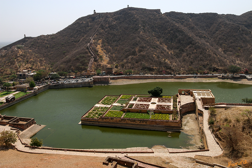 Jaipur - Amber Fort
Blick auf den Maota See und Garten Kesar Kyari (safrangelbes Bett). Ein Garten mit einem formellen geometrischen Design.
Schlüsselwörter: Indien, Jaipur, Amber Fort