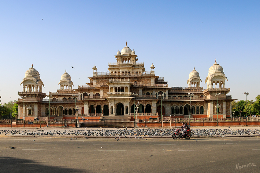 Jaipur - Albert Hall
Das Albert Hall Museum ist das älteste Museum des Staates und hat die Funktionen wie das Landesmuseum von Rajasthan.  
Es wurde im Jahre 1863 von Prinz Albert eingeweiht.
Schlüsselwörter: Indien, Jaipur, Albert Hall