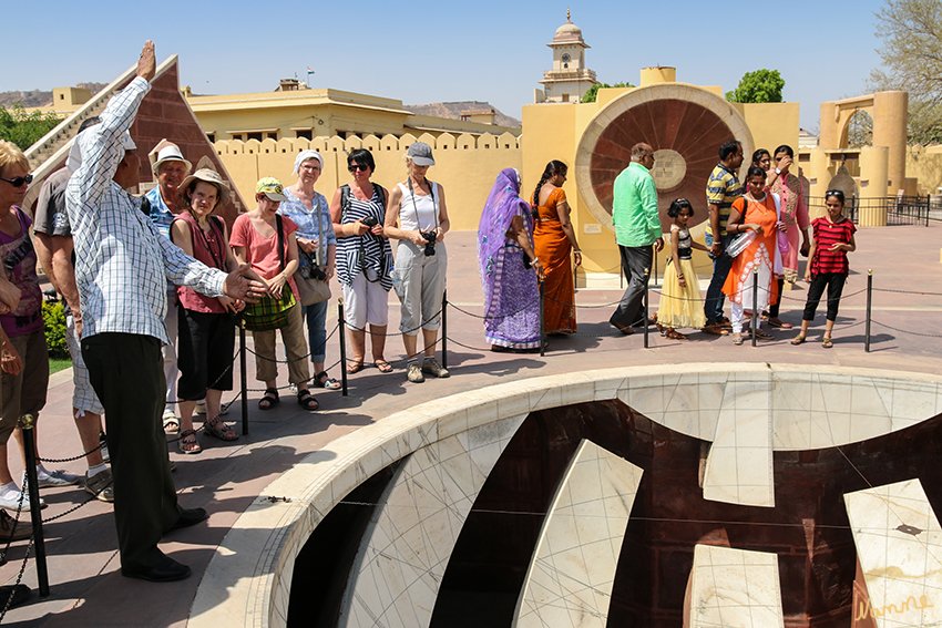 Jaipur - Observatorium Jantar Mantar
Das Große Jai Prakash Yantra
Unter fachkundiger Leitung wurde uns die Anlage in Englisch erklärt.

Die Anlage wurde 1901 restauriert und 1948 zu einem National Monument Indiens erklärt. 2010 wurde das Observatorium als UNESCO-Welterbe anerkannt. laut Wikipedia
Schlüsselwörter: Indien, Jaipur, Observatorium, Jantar Mantar