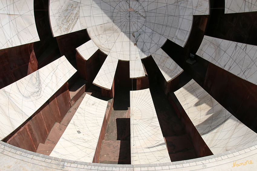Jaipur - Observatorium Jantar Mantar
Das Große Jai Prakash Yantra
Zur Sternbeobachtung visiert man durch den Ring einen bestimmten Stern an. Erreicht man eine Segmentkante, können die Koordinaten zusammen in Zusammenhang mit der Zeit bestimmt werden, sowohl horizontale als auch äquatoriale Koordinaten. Umgekehrt kann man bei bekannten Koordinaten einen Himmelskörper suchen, indem man sich genau zu der Stelle an den Segmentkanten begibt, die diesen Werten entspricht, und dann durch den Ring den Himmel anpeilt. laut kultur-in-asien.de
Schlüsselwörter: Indien, Jaipur, Observatorium, Jantar Mantar